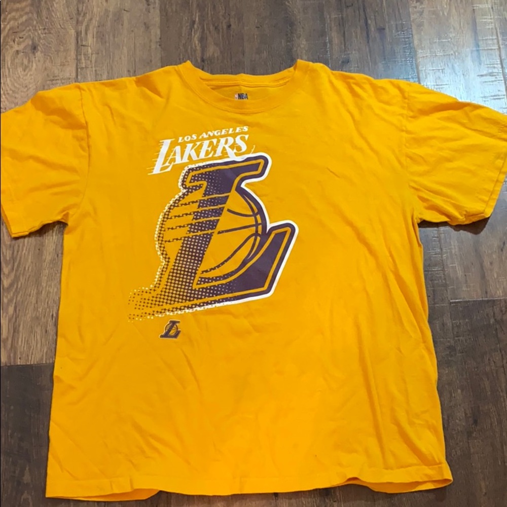 2 XL Lakers shirt